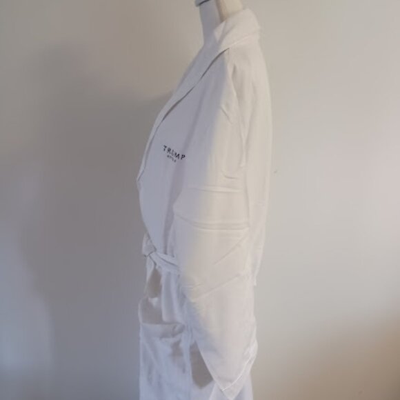 Trump Hotel White Robe OS New, Unisex - Picture 2 of 9